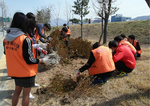 청소년지킴이단의 환경 식수 심기 활동 모습