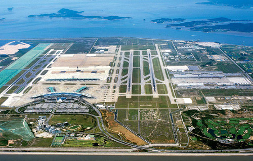  인천국제공항 제2여객터미널을 조정하는 3단계 공사가 추진 중이다. 당초 2015년에 완공하려 했으나, 이명박 정부 때 2017년으로 2년 연기됐다.