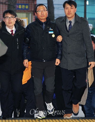 자진 출석 의사를 밝힌 김명환 철도노조 위원장이 14일 오후 경찰 관계자들과 함께 서울 용산구 용산경찰서에 들어서고 있다. 