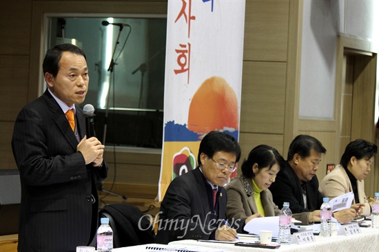  김윤식 시흥시장이 '신천동 주민과의 대화'에서 주민들의 질문에 답변하고 있다.