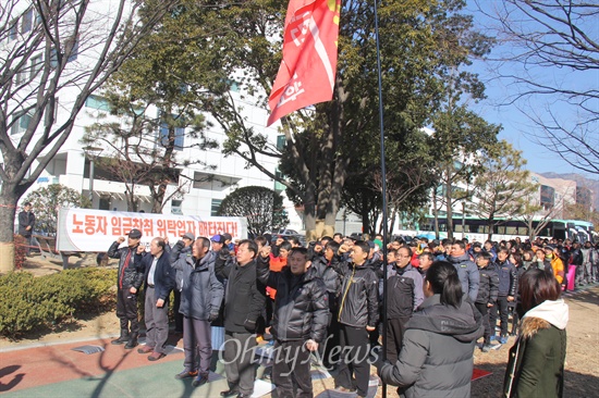 민주노총 경남본부는 15일 낮 12시 창원시청 입구 쪽에서 "지방자치단체 민간위탁 철회를 위한 노동자 결의대회"를 열었다.
