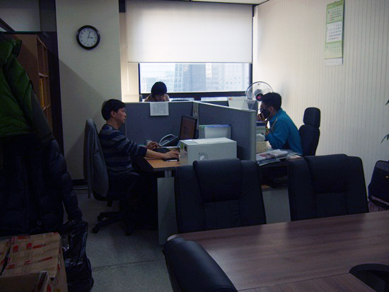 진보마켓 사무실에서 김은주 대표와 직원들이 일하는 모습