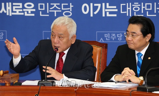 민주당 김한길 대표가 15일 오전에서 최고위원회의를 주재하고 있다. 오른쪽은 전병헌 원내대표.