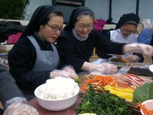  분주히 김밥을 싸는 수녀들.