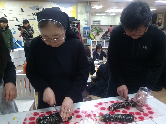  김밥을 썰고 있는 이강서 신부(오른쪽)와 서종순 수녀