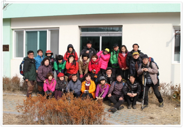 마을회관 앞에서의 기념촬영: 앞줄 왼쪽에서 세번째가 김흥식 이장