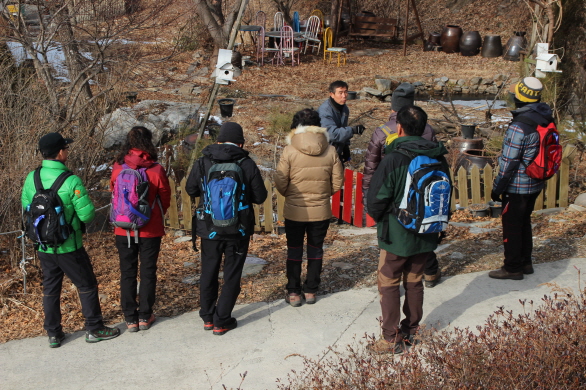 김흥식 이장이 '짝' 촬영현장을 설명하고 있다. 