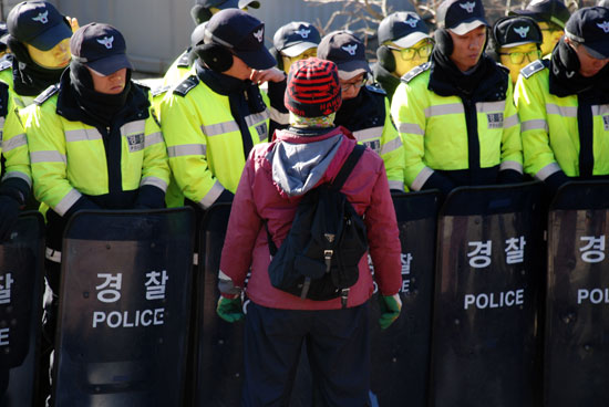 경찰이 막아선 가운데 한 주민이 항의하고 있다.
