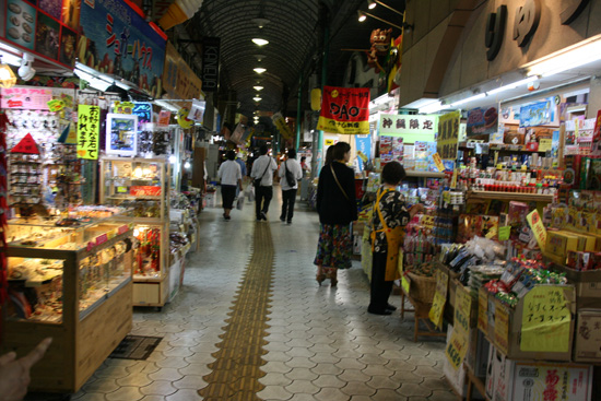 유리 천장 아래에 각종 기념품과 식료품 가게들이 있다.
