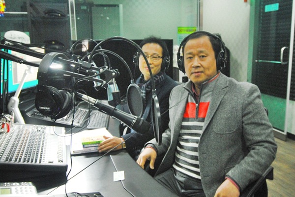 수원 팔달문 시장안에 자리하고 있는 방송국에서 방송 중인 DJ들