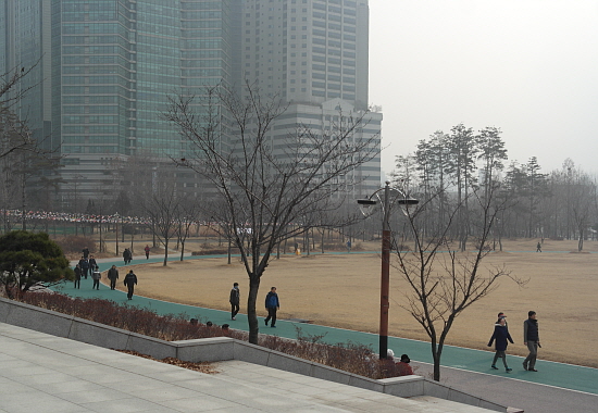 추위가 풀리면서 많은 시민들이 공원을 찾았다. 