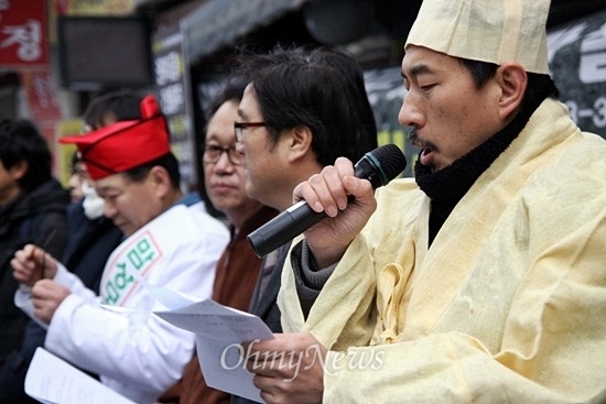 16일 오전 서울 종로구청 인근 중국요리집 신신원 앞에서 열린 '상가권리금 약탈방지법' 기자회견에서 권구백 전국상가세입자협회 대표가 발언하고 있다. 전국상가세입자협회는 이날 기자회견에서 권리금 약탈에 무력한 세입자들의 처지를 강조하며 상복 퍼포먼스를 벌였다. 