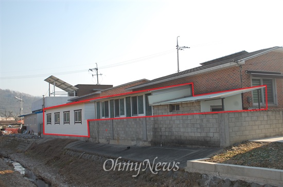 경북 청도군 화양읍의 한 주택. 붉은색 선 안의 건물이 불법건축물에 해당된다. 하지만 청도군은 주민들의 반발이 우려된다며 민원이 제기된 불법건축물에 대해 이중잣대로 된 행정집행을 해 논란이 되고 있다.
