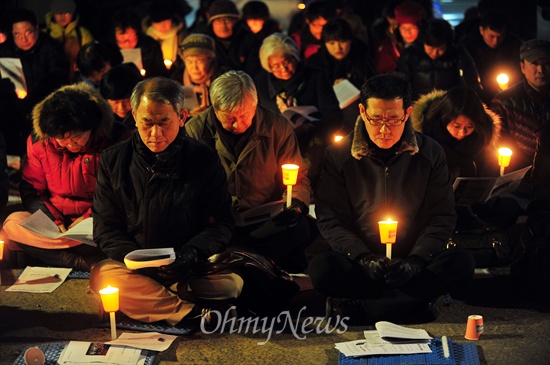  16일 오후 서울 용산구 남일당터에서 열린 '용산참가 5주기 추모예배'에서 참가자들이 기도를 하고 있다.