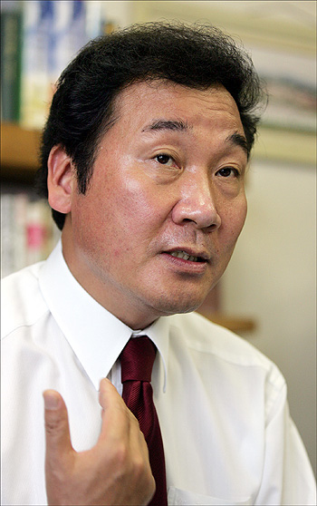 현재 전남지사 선거의 변수로 부상한 박지원 의원 출마 여부. 이 의원은 박 의원과 관련 이른바 '호남 중진차출론'에 대해 "차출론은 전략공천으로 이런 밀실공천은 정치개혁의 전형적인 퇴행"이라고 강하게 비판했다.