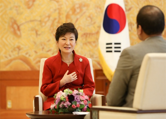 박근혜 대통령이 지난 9일 인도 두다샨(Doordarshan) TV와 인터뷰하고 있다.