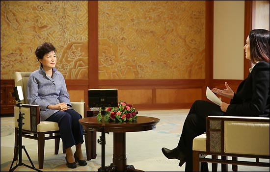 박근혜 대통령이 지난 13일 청와대에서 미국 CNN과 인터뷰를 하고 있다. 