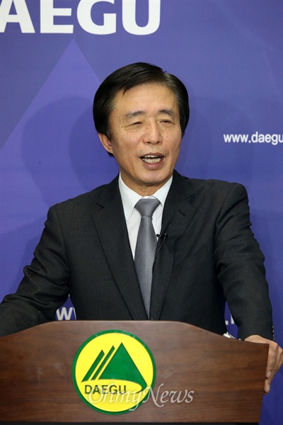 김범일 대구시장이 17일 오전 대구시청 기자실에서 6.4지방선거 불출마 선언을 하고 있다. 