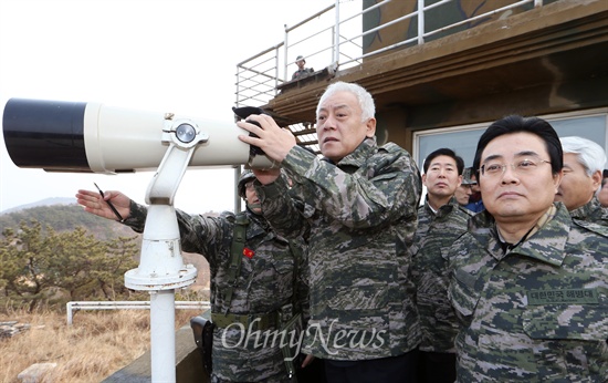 지난 17일 오전 인천시 옹진군 연평도를 찾아 연평도 해병대 부대의 관측소(OP)를 시찰한 뒤 평화공원을 참배한 민주당 김한길 대표.