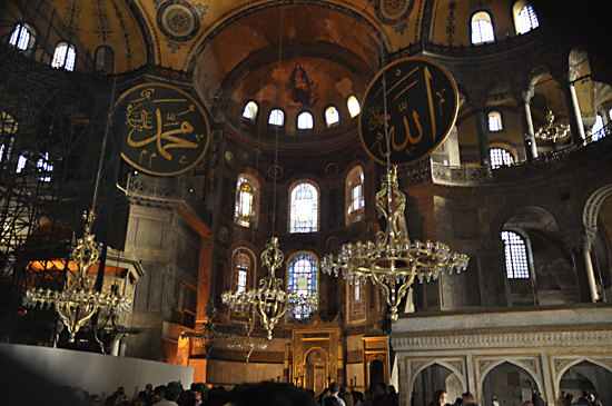 이슬람 사원의 모습과 성당의 모습이 공존하고 있다.