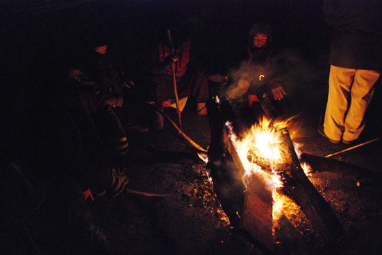 밀양 산외면 골안마을 주민들은 매일 오전 6시면 마을 어귀에 모닥불을 지핀다.
