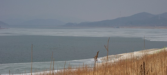 2008년 순례단이 맑은 강물을 걸었던 곳이 지금은 깊은 강물에 잠겨버린 채 깊은 호수로 변해 얼어붙고 있다. 2013년 1월 