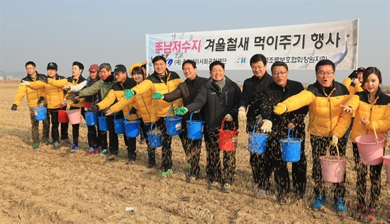  ‘좋은데이’ 사회공헌재단, 한국조류보호협회 창원지회는 18일 오전 철새도래지인 주남저수지에서 “천연기념물 제203호 재두루미 먹이주기 행사”를 가졌다.