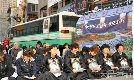 2009년 5월 용산 생명평화미사. 유가족들이 영정을 들고 앉아 있다.(자료사진)