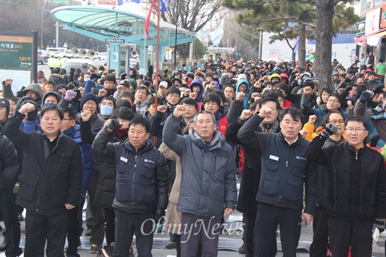  민주노총 경남본부는 18일 오후 창원 정우상가 앞에서 700여명의 노동자들이 참석한 속에 “박근혜 퇴진, 민영화 분쇄, 노동탄압 분쇄, 투쟁사업장 승리, 총력결의대회”를 열었다.