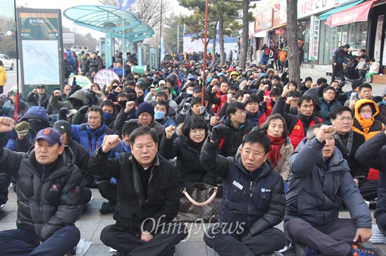  민주노총 경남본부는 18일 오후 창원 정우상가 앞에서 700여명의 노동자들이 참석한 속에 “박근혜 퇴진, 민영화 분쇄, 노동탄압 분쇄, 투쟁사업장 승리, 총력결의대회”를 열었다.