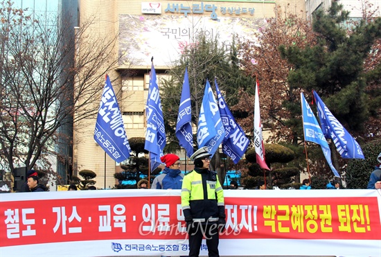  민주노총 경남본부는 18일 오후 창원 정우상가 앞에서 700여명의 노동자들이 참석한 속에 “박근혜 퇴진, 민영화 분쇄, 노동탄압 분쇄, 투쟁사업장 승리, 총력결의대회”를 열고, 새누리당 경남도당 앞까지 거리행진한 뒤 마무리 집회를 열었다.