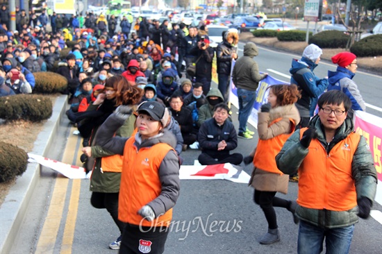  민주노총 경남본부는 18일 오후 창원 정우상가 앞에서 700여명의 노동자들이 참석한 속에 “박근혜 퇴진, 민영화 분쇄, 노동탄압 분쇄, 투쟁사업장 승리, 총력결의대회”를 열고, 새누리당 경남도당 앞까지 거리행진한 뒤 마무리 집회를 열었는데, 보건의료노조 진주의료원지부 조합원들이 율동 공연하고 있다.