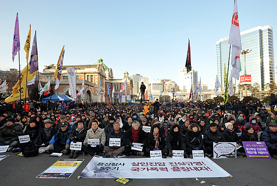 18일 오후 서울 용산구 동자동 서울역광장에서는 용산참사 희생자 유가족과 시민등 약 1000여명이 모인 가운데 '용산참사 5주기 추모제' 행사가 개최됐다.