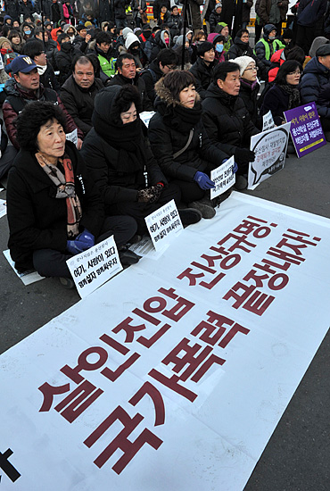 18일 오후 서울 용산구 동자동 서울역광장에서는 용산참사 희생자 유가족과 시민등 약 1000여명이 모인 가운데 '용산참사 5주기 추모제' 행사가 개최됐다.