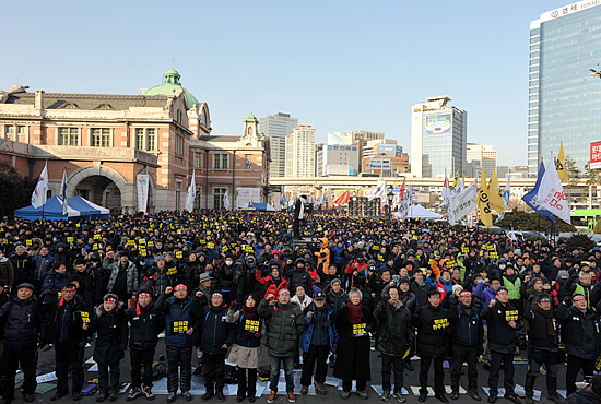 민주노총과 철도노조는 18일 오후 서울 용산구 서울역광장에서 노조원 약 5천여명이 모인 가운데  ‘2.25 총파업 승리를 위한 민주노총 3차 결의대회’를 개최했다.
