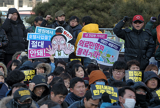 민주노총과 철도노조는 18일 오후 서울 용산구 서울역광장에서 노조원 약 5천여명이 모인 가운데  ‘2.25 총파업 승리를 위한 민주노총 3차 결의대회’를 개최했다.