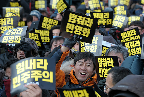 민주노총과 철도노조는 18일 오후 서울 용산구 서울역광장에서 노조원 약 5천여명이 모인 가운데  ‘2.25 총파업 승리를 위한 민주노총 3차 결의대회’를 개최했다.