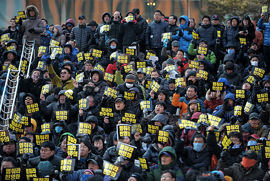 민주노총과 철도노조는 18일 오후 서울 용산구 서울역광장에서 노조원 약 5천여명이 모인 가운데  ‘2.25 총파업 승리를 위한 민주노총 3차 결의대회’를 개최했다.