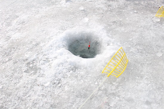 이십여분만에 뚫은 첫 얼음 구멍. 구멍을 뚫은 일행중 한명은 거의 실신 상태였다.