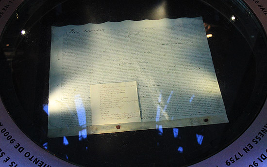 아서 기네스는 계약금 100파운드, 일년 임대료 45파운드로 더블린에 버려진 양조장을 9000년 동안 임대하는 계약서에 서명했다. 더블린에 있는 기네스 스토어 하우스엔 계약서 원본이 전시돼 있다. 