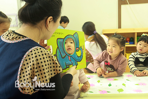   경기도 수원 경기경찰어린이집 만 1세반 아이들이 배변훈련 프로그램에서 동물 그림책을 활용한 놀이를 하고 있다. 