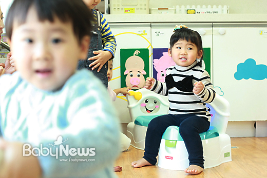 경기도 수원 경기경찰어린이집 만 1세반 아이들이 배변훈련 프로그램에 참여해 장난감 변기 위에 앉아 씽끗 웃으며 힘을 주는 시늉을 하고 있다. 