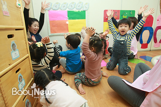 '야호! 오늘 배변 훈련 끝^^' 경기도 수원 경기경찰어린이집 만 1세반 아이들이 배변훈련 프로그램을 마치고 놀이활동을 하자며 환호하고 있다. 