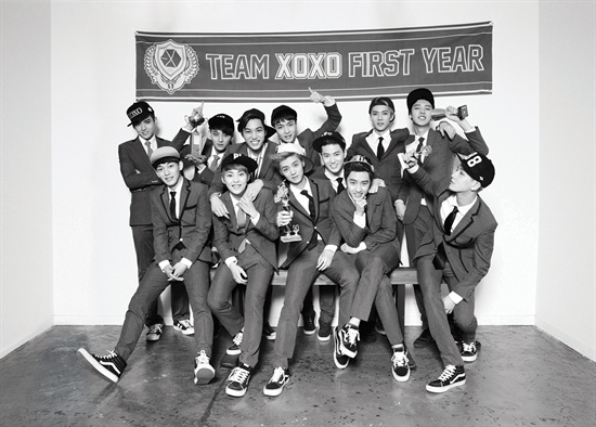  중국에서 큰 인기를 끌고 있는 12인조 남성 아이돌 그룹 EXO
