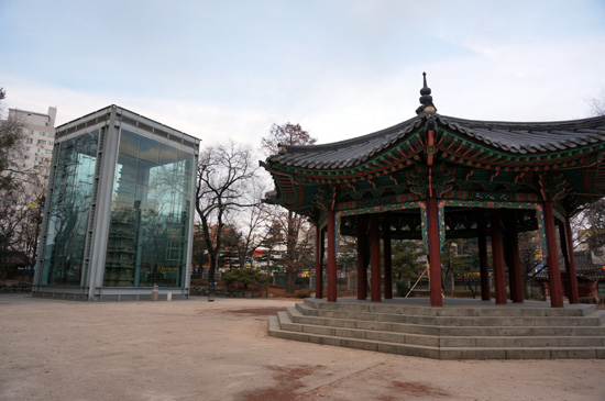 서울 최초 근대공원인 탑골공원 안에는 국보 2호인 원각사지2층석탑도 있다. 왼쪽 유리상자로 감싼 게 바로 원각사지2층석탑이다. 탑 주위에서 탑돌이를 하며 절을 하는 사람들을 쉽게 볼 수 있다.