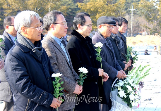 영화 <변호인>의 소재가 된 부림사건 피해자들이 21일 오후 경남 김해 봉하마을을 방문해 당시 사건의 변호를 맡았던 고 노무현 전 대통령 묘역을 참배했다.
