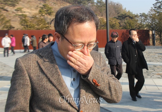 영화 <변호인>의 소재가 된 부림사건 피해자들이 21일 오후 경남 김해 봉하마을을 방문해 당시 사건의 변호를 맡았던 고 노무현 전 대통령 묘역을 참배했다. 사진은 한 참가자가 참배를 마친 뒤 눈시울을 붉히며 나오는 모습.