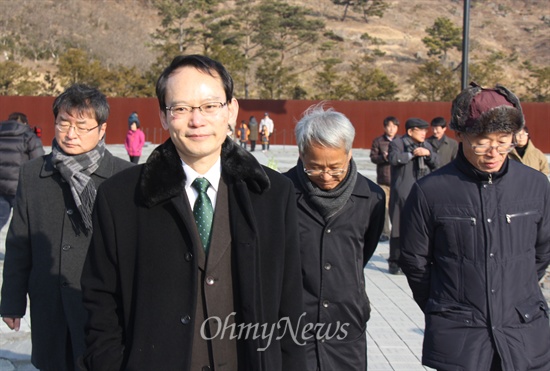 영화 <변호인>의 소재가 된 부림사건 피해자들이 21일 오후 경남 김해 봉하마을을 방문해 당시 사건의 변호를 맡았던 고 노무현 전 대통령 묘역을 참배했다.