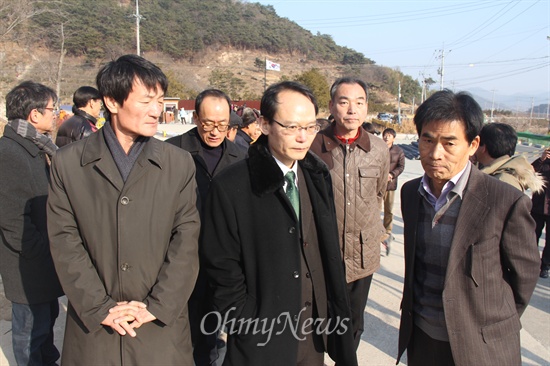 영화 <변호인>의 소재가 된 부림사건 피해자들이 21일 오후 경남 김해 봉하마을을 방문해 당시 사건의 변호를 맡았던 고 노무현 전 대통령 묘역을 참배했다. 사진은 사저 입구에 모여 있는 모습.