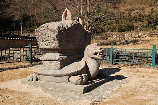 보물 제170호로 지정된 철감선사비. 앞발을 들고 있어 생동감이 넘친다.